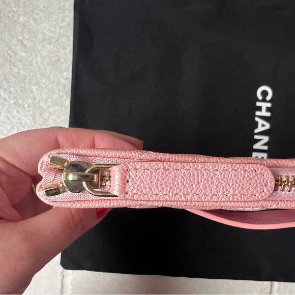 RARE Authentic CHANEL “Night by the C” Large Ocase 19S
Iridescent Pink Caviar - Picture 5 of 16